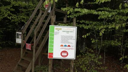 Toutes les activités touristiques, comme ce parc d'accrobranche de Mont-Dore (Puy-de-Dôme), devront prendre des mesures sanitaires face au Covid-19. (MARC GAVERNES / RADIO FRANCE)