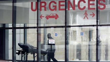 Un brancardier passe dans les couloirs de l'hôpital Tenon, à Paris, le 27 mars 2015. (MAXPPP)