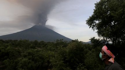 Le volcan Agung, vu depuis le village de Kubu, sur l'île de Bali (Indonésie), le 27 novembre 2017. (JOHANNES CHRISTO / REUTERS)