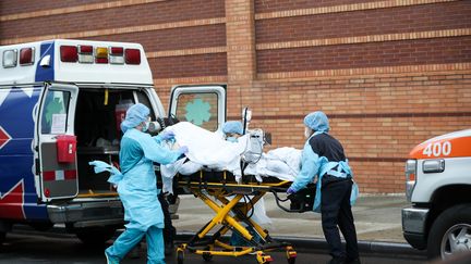 Des soignants prennent en charge un malade du Covid-19 au centre médical&nbsp;Wyckoff Heights de Brooklyn, à New York (Etats-Unis), le 21 avril 2020.


 (TAYFUN COSKUN / ANADOLU AGENCY / AFP)