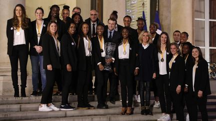 L'équipe de France de handball féminin après leur sacre le 18 décembre 2017. (LUDOVIC MARIN / AFP)