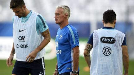 Le chantier est conséquent pour le sélectionneur des Bleus, Didier Deschamps, ici accompagné d'Olivier Giroud et de Mathieu Valbuena. (FRANCK FIFE / AFP)