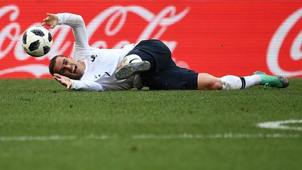 Antoine Griezmann tombe sur la pelouse du stade de Moscou (Russie), le 26 juin 2018, face au Danemark. (FRANCK FIFE / AFP)