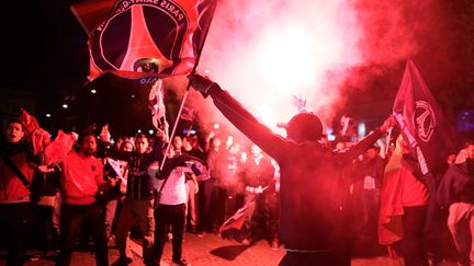 Des supporters parisiens f&ecirc;tent sur les Champs-Elys&eacute;es le titre de champion de France d&eacute;croch&eacute; par leur &eacute;quipe, le 12 mai 2013. (KENZO TRIBOUILLARD / AFP)