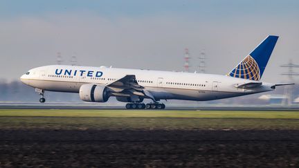 Un avion de la compagnie United Airlines à Amsterdam (Pays-Bas), le 27 décembre 2018. (NICOLAS ECONOMOU / NURPHOTO / AFP)