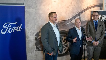 Le chancelier allemand Olaf Scholz (au centre) a visité une usine du constructeur Ford en difficulté, à Cologne le 10 décembre 2024. (SASCHA SCHUERMANN / AFP)