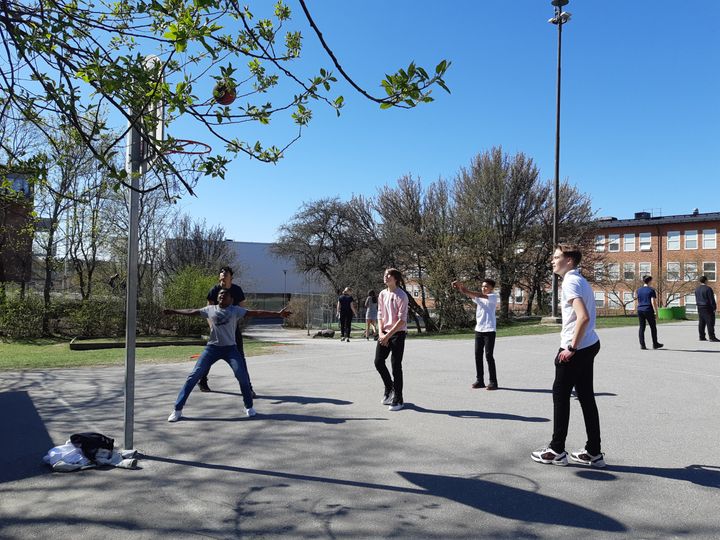 Des collégiens jouent au basket dans la cour de leur école, à Bromma près de Stockholm, le 23 avril 2020. (LOUISE BODET / RADIO FRANCE)