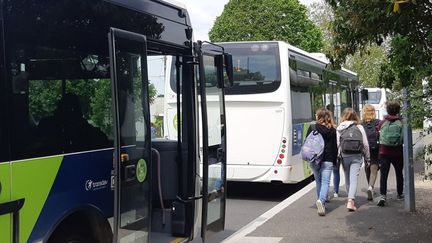 Des élèves descendant d'un car scolaire à&nbsp;Rochefort (Charente-Maritime), le 23 mai 2019. (MARIE-LAURENCE DALLE / RADIOFRANCE)