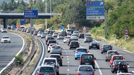 Des automobilistes coinc&eacute;s dans les embouteillages sur l'autoroute A7, pr&egrave;s de Lyon (Rh&ocirc;ne), le 4 juillet 2015. (PHILIPPE DESMAZES / AFP)