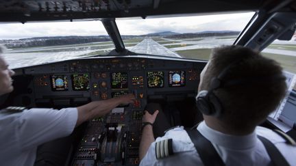 Des pilotes se pr&eacute;parent au d&eacute;collage &agrave; l'a&eacute;roport de Zurich (Suisse), le 12 avril 2013. (MAXPPP)