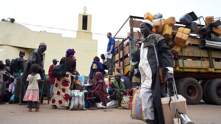 Des d&eacute;plac&eacute;s musulmans attendent pr&egrave;s d'un convoi, avant leur d&eacute;part de Bangui (Centrafrique), dimanche 27 avril 2014.&nbsp; (ISSOUF SANOGO / AFP)