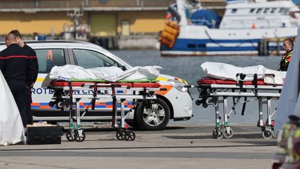 Des sacs mortuaires contenant des corps de migrants morts dans un naufrage sont disposés sur des brancards à Boulogne-sur-Mer (Pas-de-Calais), le 3 septembre 2024. (DENIS CHARLET / AFP)