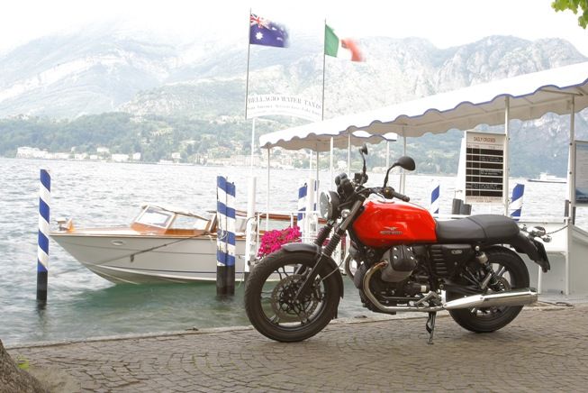 &nbsp; (Deux véhicules mythiques, la V7 devant un Riva © Moto Guzzi)