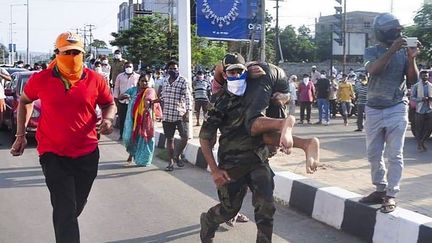 Des blessés sont évacués à&nbsp;Visakhapatnam&nbsp;(Inde), le 7 mai 2020, après une fuite de gaz dans une usine. (AFP)