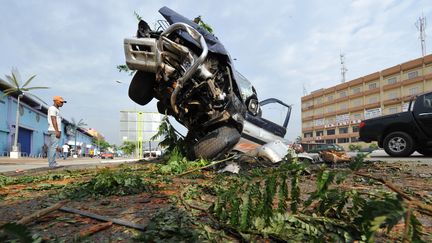 Carcasse d'un véhicule accidenté, en plein coeur d'Abidjan en Côte d'Ivoire, le 24 novembre 2014 (SIA KAMBOU / AFP)