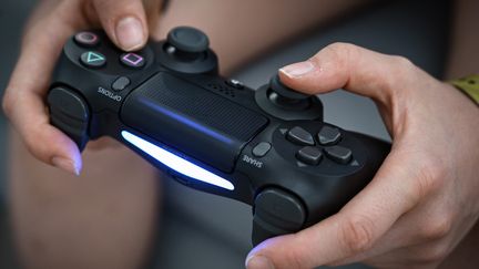 Une manette de jeu vidéo. (BERTRAND GUAY / AFP)