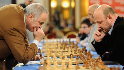 &nbsp;Garry Kasparov (à gauche) a joué simultanément contre 18 concurrents à Zagreb (Croatie), le 27 décembre 2015.&nbsp; (XUE QUN / XINHUA)