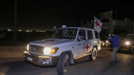 Un véhicule de la Croix-Rouge transportant des otages israéliens, le 26 novembre 2023. (ABED RAHIM KHATIB / ANADOLU / AFP)