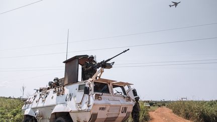 Un véhicule de la&nbsp;Mission multidimensionnelle intégrée des Nations unies pour la stabilisation en République centrafricaine, le 25 décembre 2020, aux abords de Bangui, la capitale.&nbsp; (ALEXIS HUGUET / AFP)