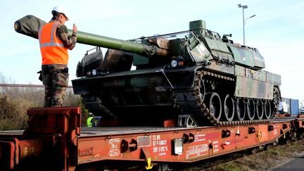 Un soldat français participe au chargement d'un char Leclerc vers la Roumanie, le 8 novembre 2022, à Mourmelon-le-Grand (Marne). (FRANCOIS NASCIMBENI / AFP)