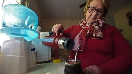 Isabel Moreira, habitante de Montevideo (Uruguay), prépare son maté avec de l'eau minérale, en juillet 2023. (DANTE FERNANDEZ / AFP)