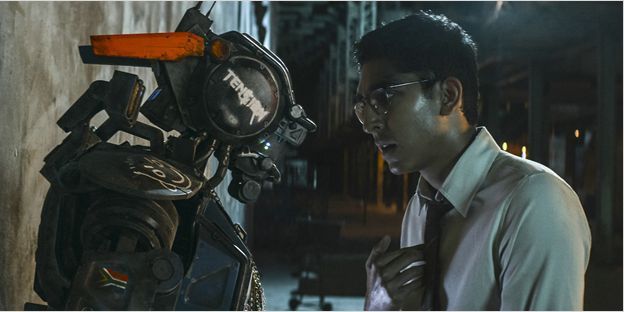 Dev Patel donne la réplique à Chappie
 (2015 Sony Pictures Releasing GmbH)