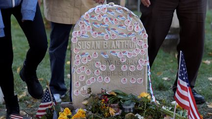 Des électrices se rendent sur la tombe de Susan B. Anthony, à New York (Etats-Unis) le 8 novembre 2016. (ADAM FENSTER / REUTERS)