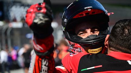 Francesco Bagnaia vince agevolmente lo sprint, mettendo fuori gioco il francese dopo un tamponamento in partenza