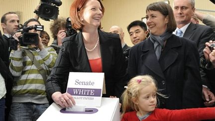 La Premier ministre australienne Julia Gillard met son bulletin dans l'urne lors des législatives du 21 août 2010 (AFP/WILLIAM WEST)