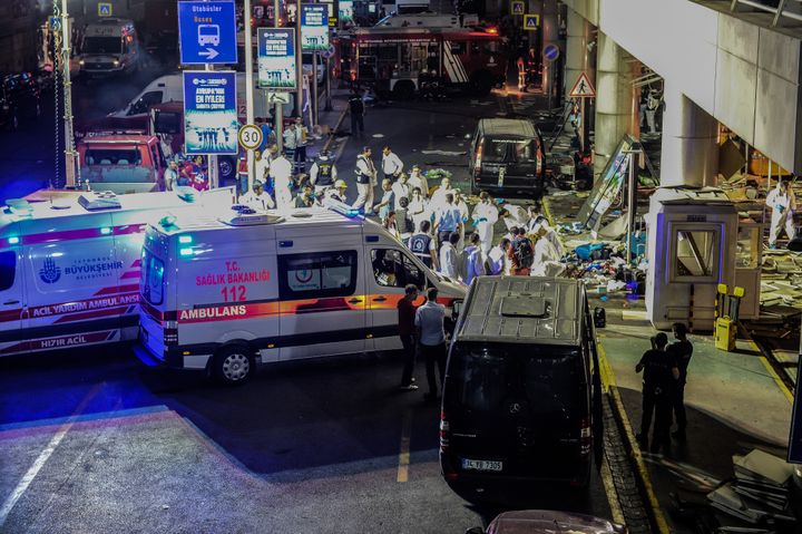 La police et des secouristes interviennent à l'entrée de l'aéroport Atatürk, à Istanbul (Turquie), le 28 juin 2016. (OZAN KOSE / AFP)