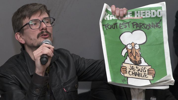 Le dessinateur Luz&nbsp;pr&eacute;sente la une du num&eacute;ro du "Charlie Hebdo" "des survivants", lors d'un point presse au journal "Lib&eacute;ration", le 13 janvier 2015. (© PHILIPPE WOJAZER / REUTERS )