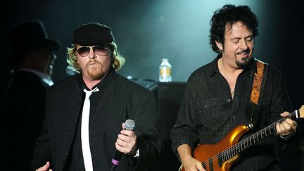 Joseph Williams, actuel chanteur de Toto, et Steve Lukather, guitariste et fondateur du groupe, sur scène à Santa Ynez, en Californie (6 septembre 2012)
 (John Pyle / Newscom / Sipa)