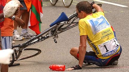 Armstrong à terre lors du Tour 2003. Plus dure sera la chute pour le cyclisme ? (EPA BERNARD PAPON / DPA_POOL)