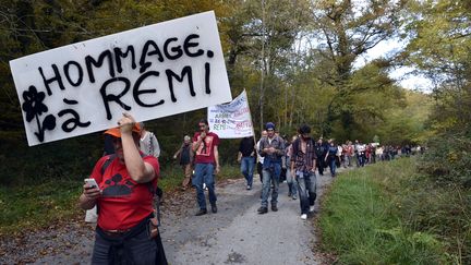 Une femme porte une pancarte, le 25 octobre 2015, en hommage au militant Rémi Fraisse, mort à Sivens (Tarn) lors d'un affrontement avec les forces de l'ordre. (REMY GABALDA / AFP)