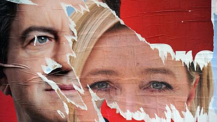 Deux affiches de campagne pr&eacute;sidentielle le 22 avril 2012 avec le pr&eacute;sident du Front de Gauche Jean-Luc M&eacute;lenchon et la pr&eacute;sidente du Front national Marine le Pen. (PATRICK HERTZOG / AFP)