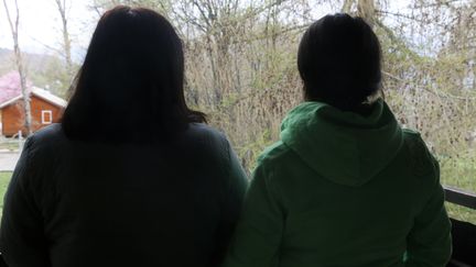 Deux réfugiées ukrainiennes, Natalia et Anna (leurs prénoms ont été modifés),&nbsp;dans un centre d'hébergement du sud-est de la France, le 20 avril. (VALENTINE PASQUESOONE / FRANCEINFO)