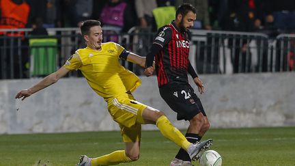 Le Niçois Gaëtan Laborde balle au pied contre le Sheriff Tiraspol, en huitièmes de finale aller de la Ligue Europa Conférence. (DUMITRU DORU / EPA)