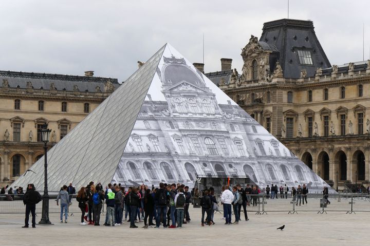 Le collage géant de JR sur la pyramide du Louvre (24 mai 2016)
 (photo Valérie Oddos / Culturebox / France Télévisions)