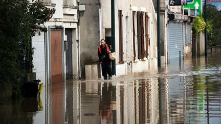 Une rue inondée dans la commune de Coulommiers (Seine-et-Marne), le 10 octobre 2024. (JEROME GILLES / NURPHOTO / AFP)