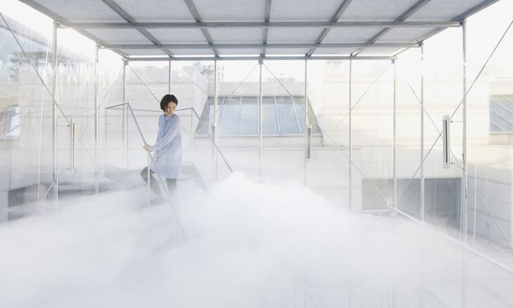 Avec "Cloudscapes" de Tetsuo Kondo, le visiteur passe à travers un nuage artificiel.
 (Testuo Kondo en partenariat avec Transsolar)