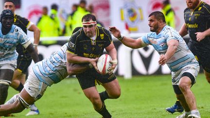 L'Irlandais James Cronin s'échappe face à la défense du Racing 92, le 18 septembre en Top 14, au Stade&nbsp;Aguilera de Biarritz (GAIZKA IROZ / AFP)