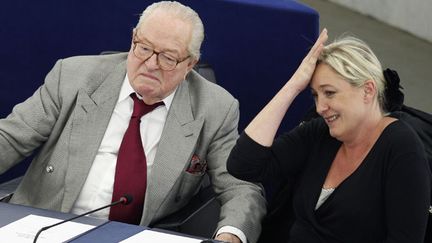 &nbsp; (Père et fille en juin 2012 au Parlement européen © REUTERS / Vincent Kessler)