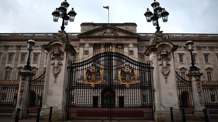 Buckingham Palace, à Londres, le 6 février 2024. (HENRY NICHOLLS / AFP)