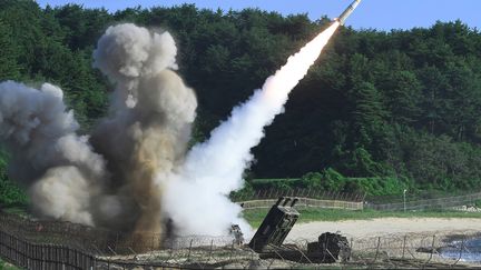 Un missile tiré par la Corée du Nord, à l'occasion d'un test, le 5 juillet 2017. (HANDOUT / SOUTH KOREAN DEFENCE MINISTRY / AFP)