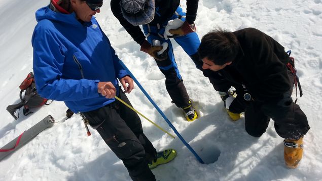 &nbsp; (Mise ne place d'une balise pour mesurer la fonte du glacier © Guillaume Battin)