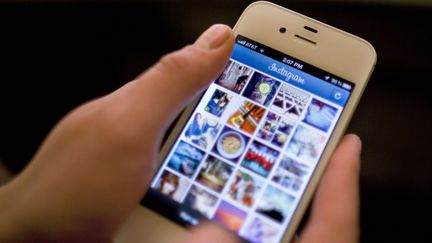 Un utilisateur teste l'application Instagram, le 9 avril 2012, &agrave; New York.&nbsp; (KARLY DOMB SADOF / AP / SIPA )