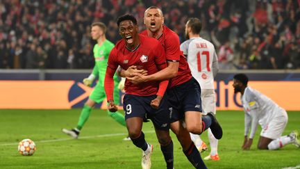 La joie de Jonathan David et Burak Yilmaz face au RB Salzbourg, le 23 novembre 2021. (DENIS CHARLET / AFP)