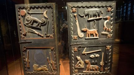 Portes en bois du palais royal du royaume du Dahomey (Bénin), présentées au musée du Quai Branly à Paris, le 23 novembre 2018. (MICHEL EULER/AP/SIPA / AP)