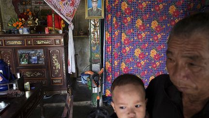 affecté aux canons antiaériens pendant la guerre, a sillonné de nombreuses zones exposées à la dioxine. Ses deux fils sont nés avec de très graves problèmes de santé. (REUTERS/Damir Sagolj )