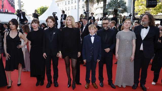 Delphine Deloget, Felix Lefebvre, Virginie Efira, Alex Tonetti, Mathieu Demy, India Hair et le producteur Oliver Delbosc, toute l'équipe du premier film de Delphine Deloget "Rien à perdre", présenté dans la section Un certain Regard, s'apprête à monter les marches lors de la présentation du film de Catherine Breillat, "L'été dernier" présenté le 25 mai 2023. (MIKE COPPOLA / GETTY IMAGES EUROPE)